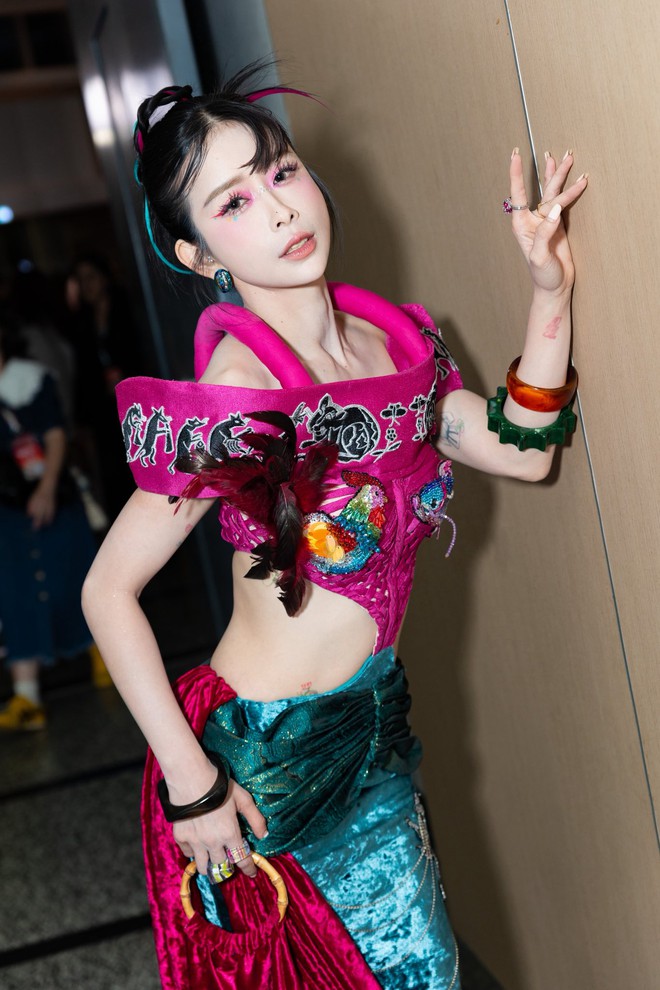 Không nhận ra Châu Tuyết Vân ở WeChoice Awards: Visual "bùng nổ" khoe trọn vòng eo con kiến, "outfit chặt chém" giữa rừng sao Vbiz - Ảnh 7.