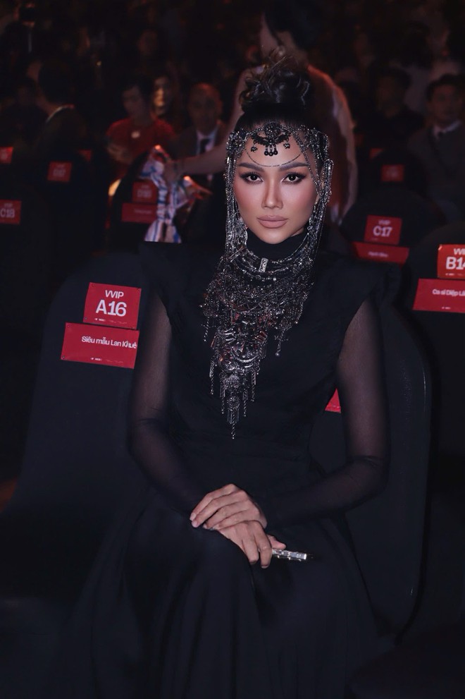 Khung hình đắt giá tại WeChoice Awards 2025: 5 nàng hậu tụ họp, nhan sắc bất phân thắng bại- Ảnh 1.