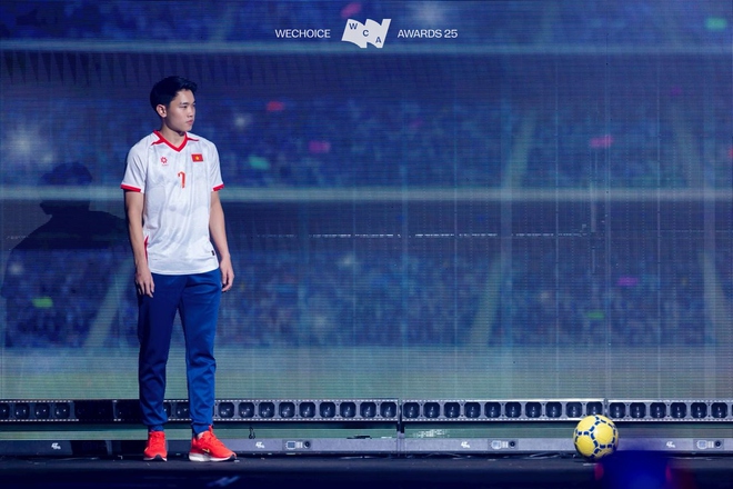 Trọn vẹn visual "tuyệt đối điện ảnh" của Đình Bắc ở WeChoice Awards, "cầu thủ quốc dân" vừa giỏi vừa đẹp, hút fan bậc nhất!- Ảnh 12.