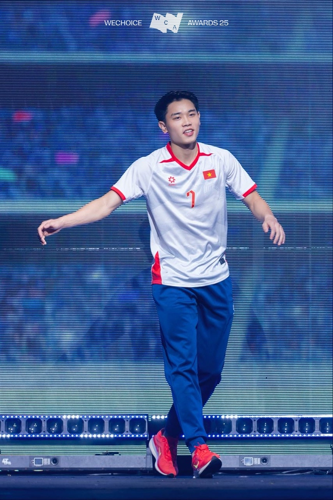 Trọn vẹn visual "tuyệt đối điện ảnh" của Đình Bắc ở WeChoice Awards, "cầu thủ quốc dân" vừa giỏi vừa đẹp, hút fan bậc nhất!- Ảnh 14.