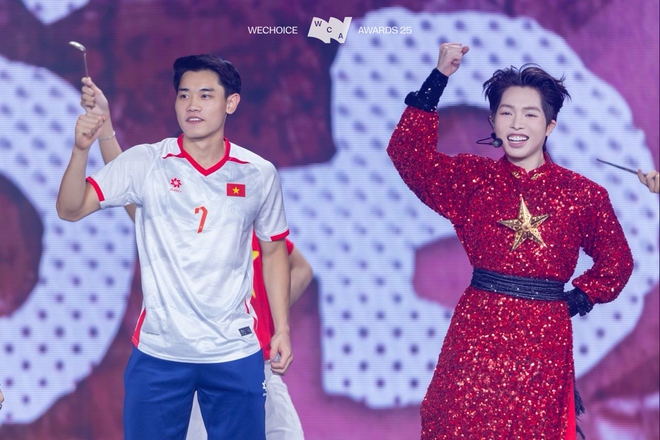 Trọn vẹn visual "tuyệt đối điện ảnh" của Đình Bắc ở WeChoice Awards, "cầu thủ quốc dân" vừa giỏi vừa đẹp, hút fan bậc nhất!- Ảnh 17.
