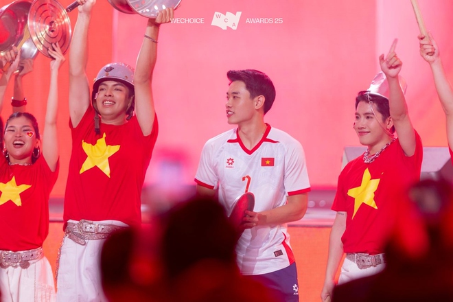 Trọn vẹn visual "tuyệt đối điện ảnh" của Đình Bắc ở WeChoice Awards, "cầu thủ quốc dân" vừa giỏi vừa đẹp, hút fan bậc nhất!- Ảnh 18.