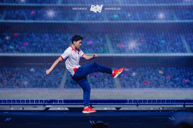 Trọn vẹn visual "tuyệt đối điện ảnh" của Đình Bắc ở WeChoice Awards, "cầu thủ quốc dân" vừa giỏi vừa đẹp, hút fan bậc nhất!- Ảnh 13.