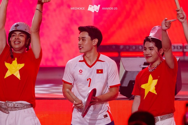 Trọn vẹn visual "tuyệt đối điện ảnh" của Đình Bắc ở WeChoice Awards, "cầu thủ quốc dân" vừa giỏi vừa đẹp, hút fan bậc nhất!- Ảnh 16.