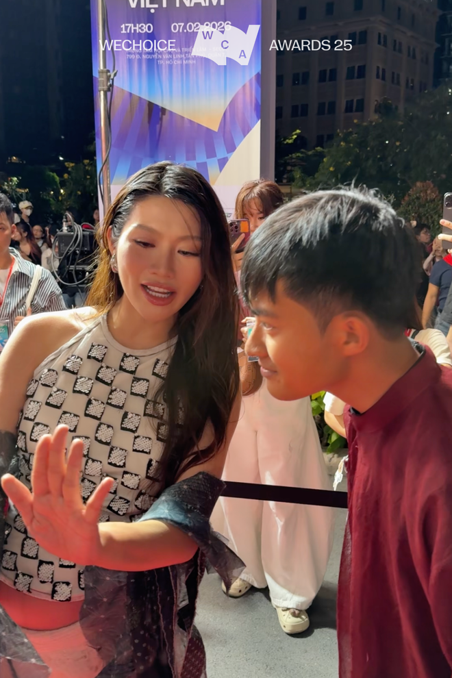 Lê Tuấn Khang tại WeChoice Awards 2025 đi đến đâu ai cũng nhận ra, thật thà dễ thương như những clip triệu view- Ảnh 6.