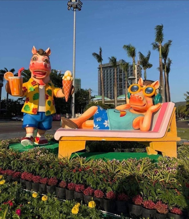 Xôn xao linh vật ngựa Tết đang trở thành ngôi sao chỉ vì "mặt cọc" và 1 thứ cầm trên tay- Ảnh 4.