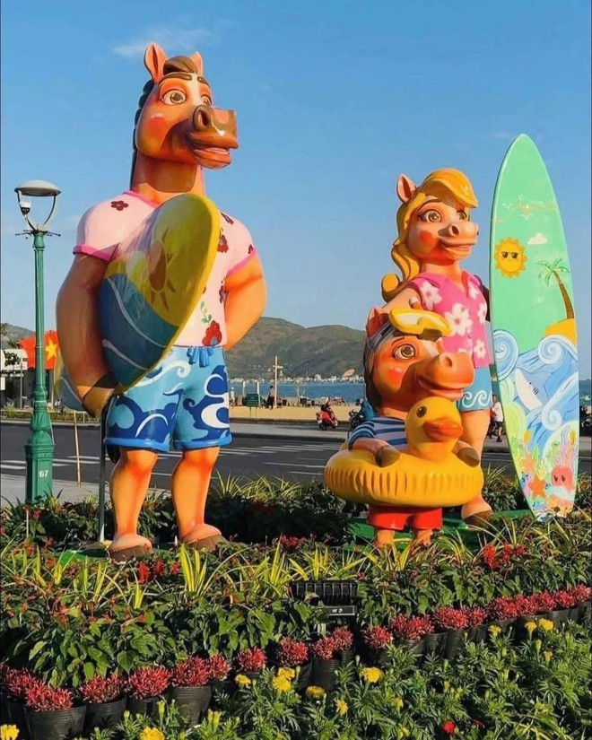 Xôn xao linh vật ngựa Tết đang trở thành ngôi sao chỉ vì "mặt cọc" và 1 thứ cầm trên tay- Ảnh 3.