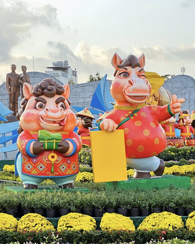 Xôn xao linh vật ngựa Tết đang trở thành ngôi sao chỉ vì "mặt cọc" và 1 thứ cầm trên tay- Ảnh 7.