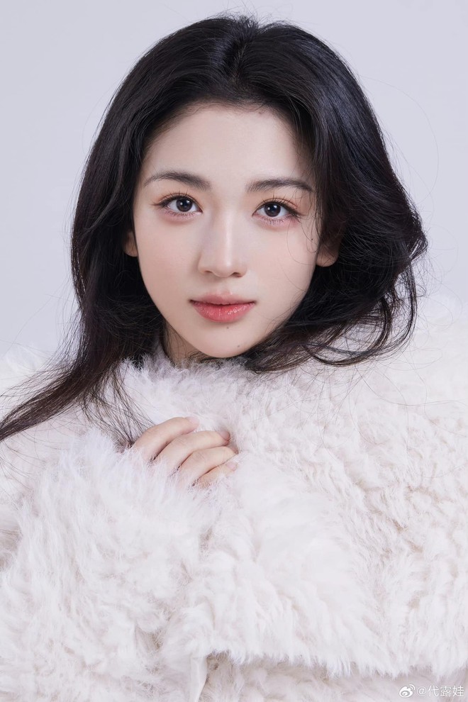 Thần tiên tỷ tỷ đẹp điên đảo của WeChoice 2025 khiến netizen liên tưởng tới tiểu công chúa thế hệ mới của Cbiz- Ảnh 7.