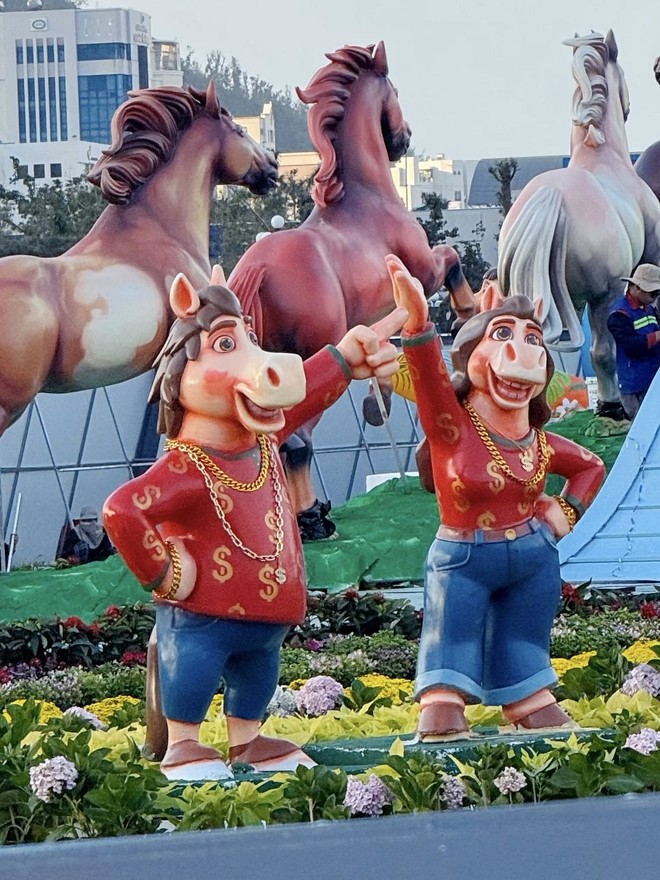 Xôn xao linh vật ngựa Tết đang trở thành ngôi sao chỉ vì "mặt cọc" và 1 thứ cầm trên tay- Ảnh 6.