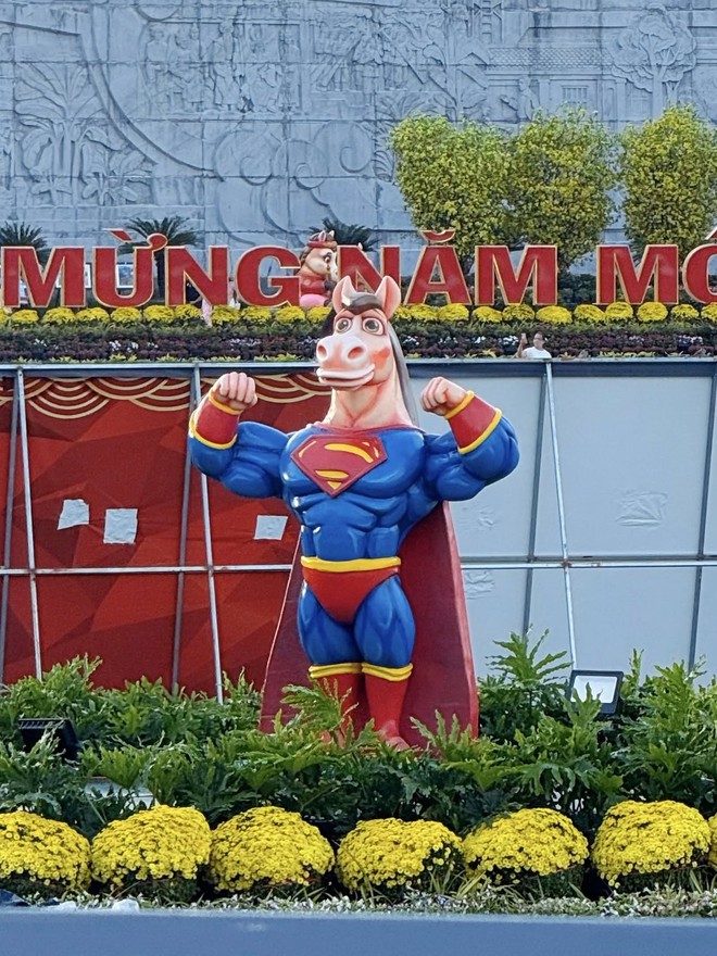 Xôn xao linh vật ngựa Tết đang trở thành ngôi sao chỉ vì "mặt cọc" và 1 thứ cầm trên tay- Ảnh 5.