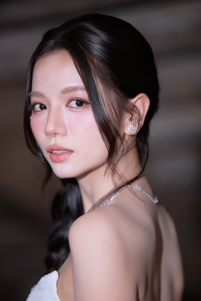 Thần tiên tỷ tỷ đẹp điên đảo của WeChoice 2025 khiến netizen liên tưởng tới tiểu công chúa thế hệ mới của Cbiz- Ảnh 4.