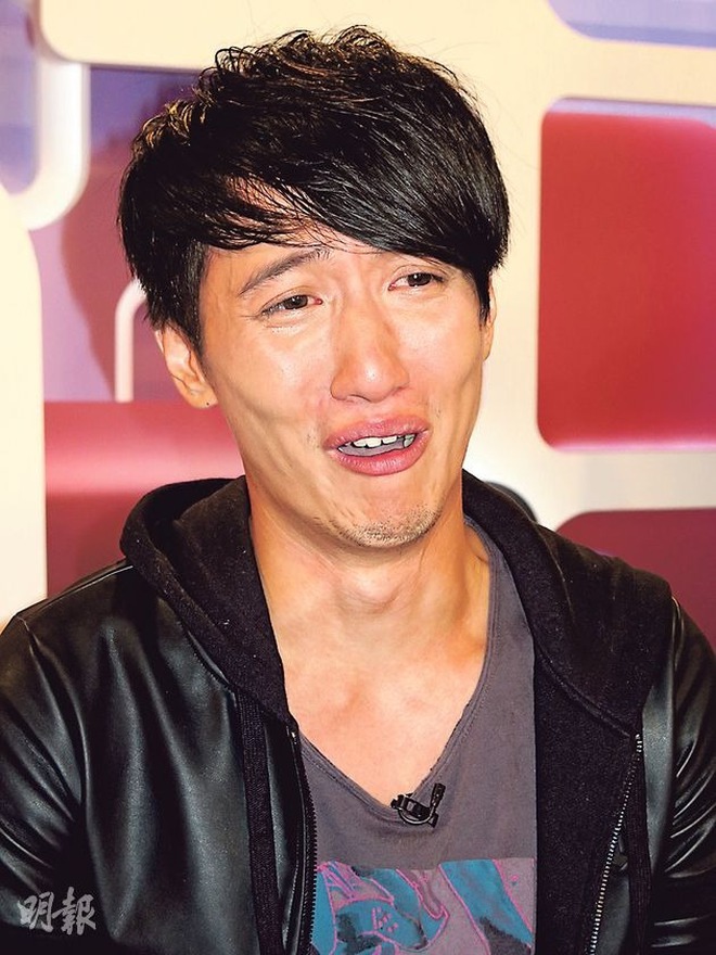 Nam ca sĩ H. lộ ảnh ôm ấp gái lạ trên tàu, đã bay sạch danh tiếng còn