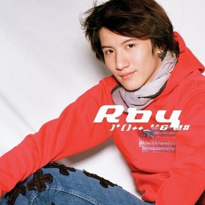 Nam ca sĩ H. lộ ảnh ôm ấp gái lạ trên tàu, đã bay sạch danh tiếng còn