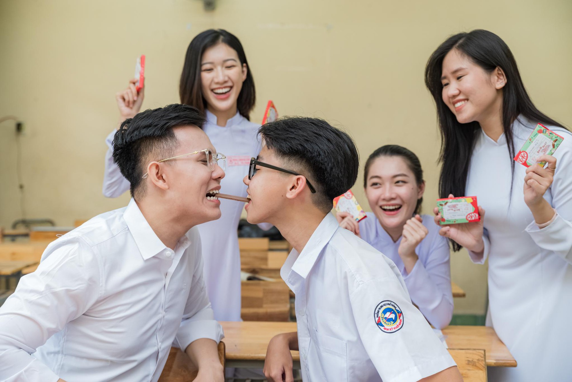 Chống đói, chống chán, chống bí khi ôn thi thì cứ 1 thanh KitKat mà xử, có thực mới vực được kiến thức