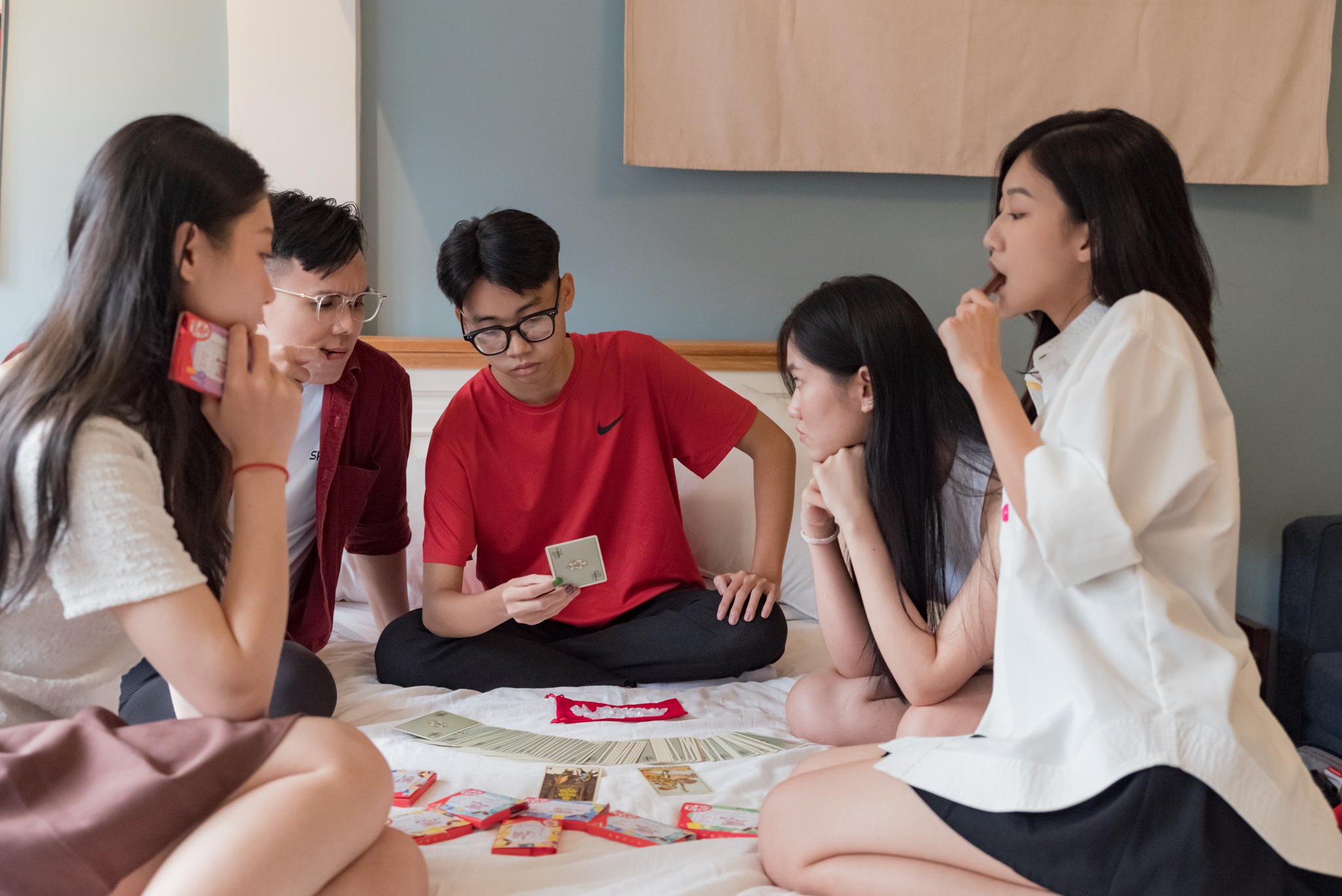 Trình độ cũng cần trời độ, bốc 1 tụ bài, đoán xem trường nào sẽ có được mình nào.