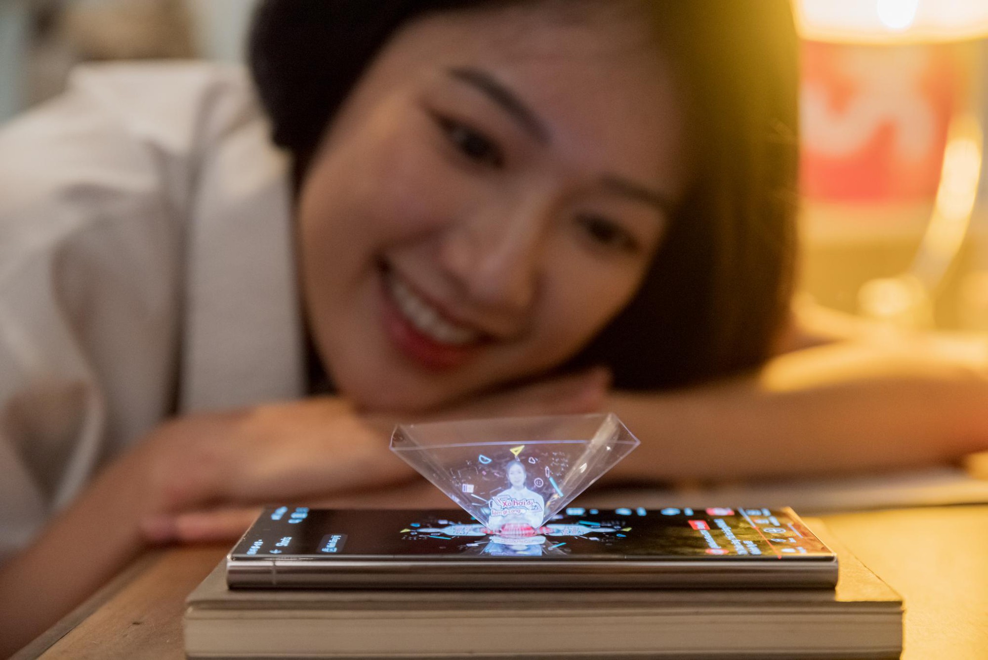 KitKat cùng công nghệ hologram (video 3 chiều) giúp những lời động viên trở nên “sinh động” hơn bao giờ hết