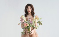 Visual sáng bừng của búp bê bóng chuyền Lê Thanh Thuý cầm cờ cho đoàn Việt Nam tại SEA Games 33