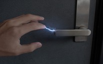 Mùa đông chạm vào đâu cũng bị “giật điện”: Nguyên nhân ai cũng gặp và cách giảm khó chịu