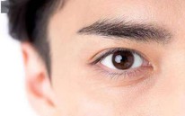 Phần đuôi lông mày bỗng khác lạ, người đàn ông đi khám thì phát hiện mắc ung thư
