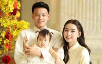 "Nam thần" U23 Việt Nam Thanh Nhàn diện áo dài, khoe visual sáng bừng trong bộ ảnh Tết cùng vợ đẹp con xinh