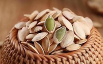 Ăn hạt bí đỏ giúp bổ dưỡng, nhưng sau 60 tuổi cần nhớ 5 điều này để tránh rước bệnh vào người