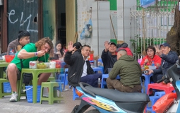 Hà Nội mùng 1 Tết: Dân tình tấp nập đi ăn bún riêu, bún ốc, khách Tây cũng tưng bừng hưởng ứng Tết Thủ đô