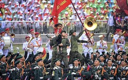 Em bé tượng đài Điện Biên được cưng nhất tỏa sáng giữa rừng cờ hoa và chiến sĩ ''bức hình nói lên ngàn thông điệp"