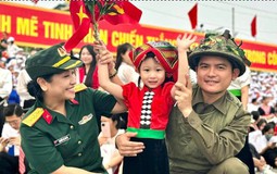Nhiều người tiếc nuối vì em bé Điện Biên không xuất hiện trên sóng trực tiếp lễ diễu hành