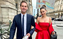 "Cô vợ tỷ phú đẹp nhất thế giới" xúng xính váy áo cùng ông xã đi dự khai mạc Olympic Paris 2024