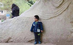 “Mẹ thua rồi, con ra đi" - Bà mẹ chơi trốn tìm cùng con trai, ai ngờ đứa trẻ không bao giờ trở lại nữa!