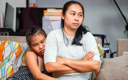 Điều ĐẦU TIÊN bố mẹ làm khi bước vào nhà có thể ảnh hưởng cực lớn đến cuộc đời con!