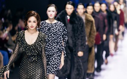 Sella Trương quyến rũ với thiết kế váy đuôi cá chấm bi trên sàn diễn Valenciani tại Vietnam International Fashion Week