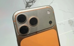 Sự thật iPhone 17 Pro Max “bay màu” sau khi lau bằng khăn ướt