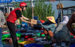 Từ cơn sốt mua sắm mùa sale đến thói quen "gửi hàng tức thì"