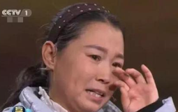 Mang "cành cây" đi thẩm định, nông phụ khẳng định do người ăn xin tặng: Chuyên gia quát lớn 'Cô nói dối!'