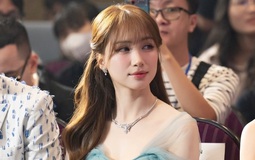 Hòa Minzy liên tục làm một việc trong đêm