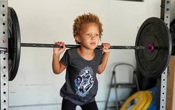 Cô bé 4 tuổi hít xà, lên 5 tuổi đã chống đẩy 60 cái khiến thanh niên còn nể, nhìn thể hình là choáng váng