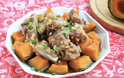 Mẹ cứ ướp sườn rồi làm món hấp kiểu này, cả nhà ăn sạch nồi, con nhỏ cũng mê