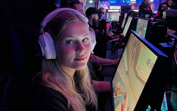 10 năm thi đấu chuyên nghiệp, nữ game thủ khiến tất cả xót xa khi phải "bán bánh" kiếm tiền