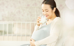 Nên uống sữa bầu vào lúc nào trong ngày để tốt cho mẹ và bé?