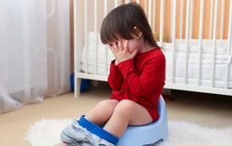 Trẻ ăn tốt, ngủ ngoan, sức khỏe ổn định nhưng hay bị táo bón: 5T mẹ cần làm ngay, nhất là việc thứ 4!