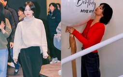 Phụ nữ U50, để tóc ngắn mặc gì đẹp nhất: 9 set đồ của Song Hye Kyo chính là đáp án