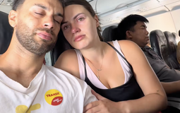 2 khách Tây ôm nhau khóc trên máy bay rời Việt Nam vì lý do đầy xúc động