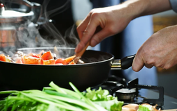 Dùng chảo sai cách, người phụ nữ mắc ung thư gan vì cơ thể chứa đầy “hóa chất vĩnh cửu”