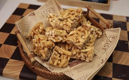 2 quả trứng gà trộn với 1 bát bột mì làm thành món bánh nhâm nhi ngày đông cực ngon được cả nhà yêu thích