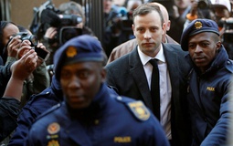 Huyền thoại Paralympic nã 4 phát đạn xuyên cửa nhà vệ sinh, cướp đi mạng sống bạn gái xinh đẹp gây sốc toàn thế giới