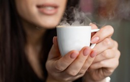 Cặp vợ chồng sống lành mạnh nhưng cùng nhận tin mắc ung thư, bác sĩ thở dài: “Sao uống loại nước này nhiều vậy?”