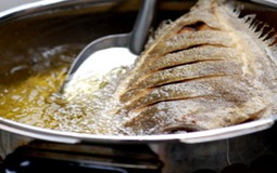 Đây là kẻ thù của dầu mỡ: Cho vào khi rán cá, cá giòn thơm, không dính chảo, không bắn dầu