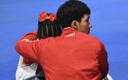 Tuyển thủ Việt Nam chấn thương vẫn giành HCV SEA Games, gái xinh ôm bạn khóc như mưa gây sốt